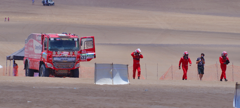 Illustration for article titled Watch The Best Big-Truck Racing And Rollovers At The 2015 Dakar Rally